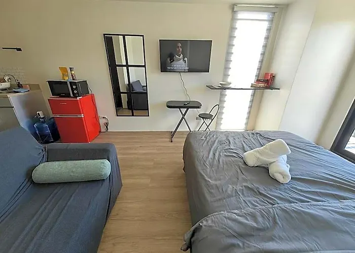 Unit With And Mountain Views Of Hotel Cebu